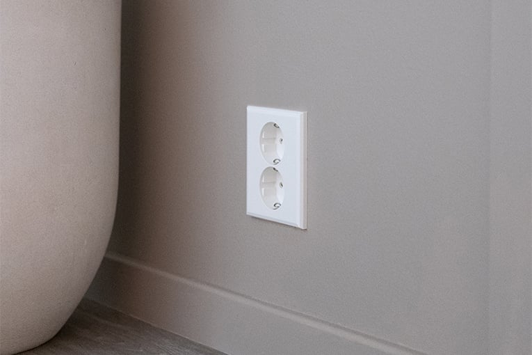 Edge stikkontakt innfelt hvit