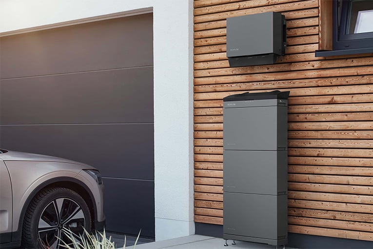 EcoFlow PowerOcean montert til husvegg