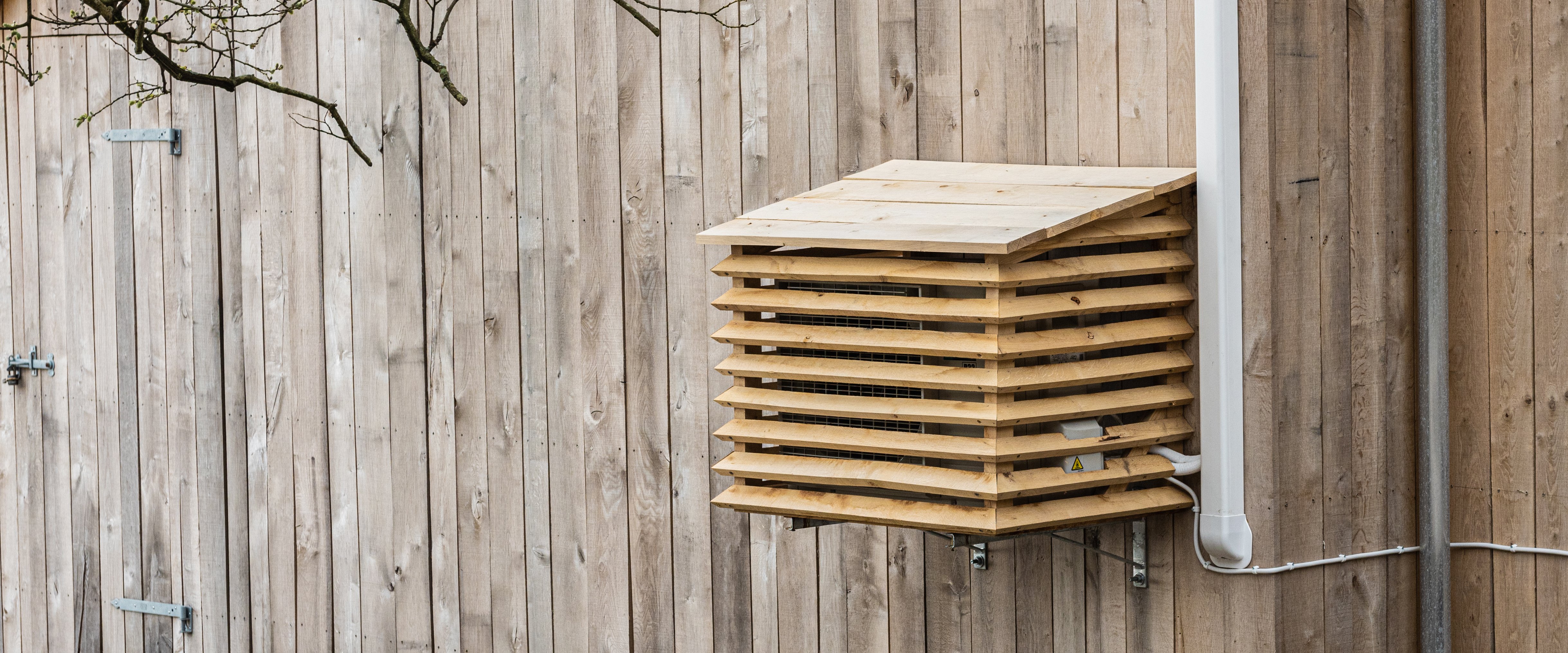 Varmepumpehus og kanal Varmepumpehus og kanal på veggen