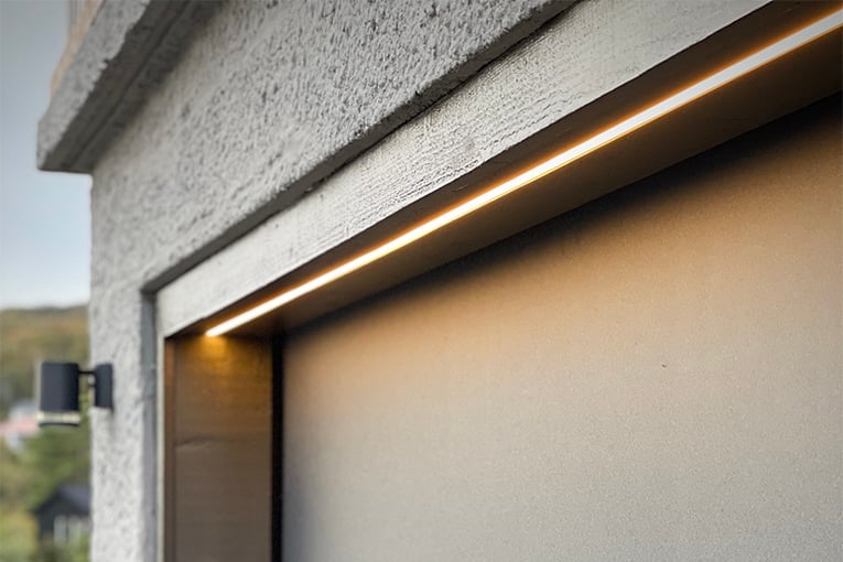 LED-strip på garasjeport