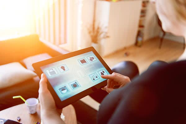 Illustrasjon av smarthus og styring av smart varme Varmestyring i smarthus - smart varme
